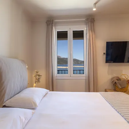 بيت للعطل Cavaliere Seafront House - Theseus *